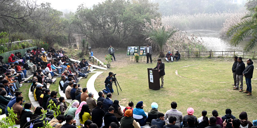 Shri Vijay Kumar Singh,  Vice-Chairman, DDA aadressing the participants on the ocassion of World Wetland Day 2025 along the wetland at the Amphitheater of Yamuna Biodiversity Park-News